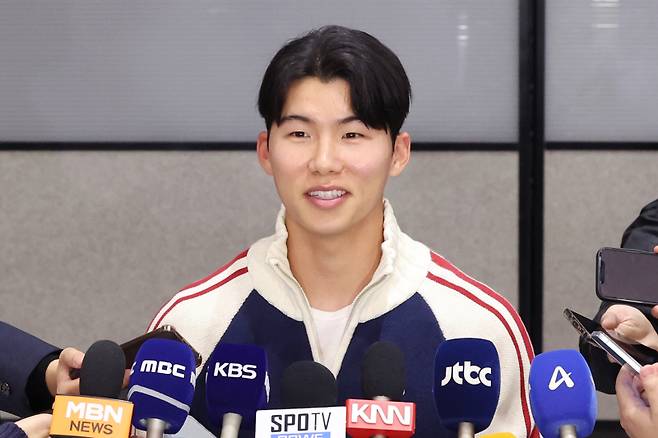 <yonhap photo-5297=""> '월드시리즈 우승' 다저스 김혜성의 환한 미소 (영종도=연합뉴스) 임화영 기자 = 미국프로야구 메이저리그(MLB) 월드시리즈에서 우승한 로스앤젤레스 다저스의 김혜성이 6일 인천국제공항을 통해 귀국해 취재진의 질문에 답하고 있다. 2025.11.6 hwayoung7@yna.co.kr/2025-11-06 18:44:24/ <저작권자 ⓒ 1980-2025 ㈜연합뉴스. 무단 전재 재배포 금지, AI 학습 및 활용 금지></yonhap>