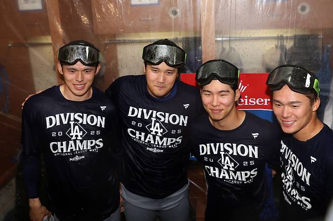 <yonhap photo-3257=""> PHOENIX, ARIZONA - SEPTEMBER 25: (L-R) Roki Sasaki #11, Shohei Ohtani #17, Hyeseong Kim #6 and Yoshinobu Yamamoto #18 of the Los Angeles Dodgers pose for a photo in the locker room after defeating the Arizona Diamondbacks 8-0 to clinch the National League West title at Chase Field on September 25, 2025 in Phoenix, Arizona. Chris Coduto/Getty Images/AFP (Photo by Chris Coduto / GETTY IMAGES NORTH AMERICA / Getty Images via AFP)/2025-09-26 08:10:11/ <저작권자 ⓒ 1980-2025 ㈜연합뉴스. 무단 전재 재배포 금지, AI 학습 및 활용 금지></yonhap>