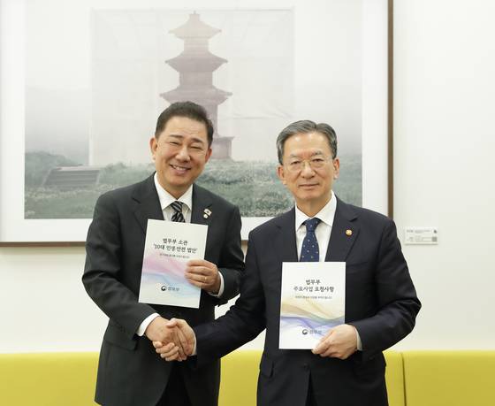 정성호(오른쪽) 법무부 장관이 6일 김병기 더불어민주당 원내대표을 만나 법무부 소관 ‘민생, 안전을 위한 10대 법안’의 정기국회 내 통과를 요청했다. 사진 법무부