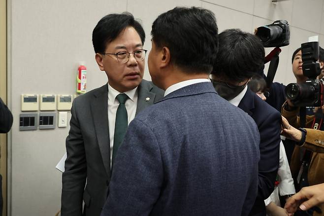 국민의힘 송언석 원내대표와 더불어민주당 이기헌 의원이 6일 서울 여의도 국회에서 열린 운영위원회의 대통령비서실과 국가안보실, 대통령경호처 등에 대한 국정감사에서 여야 설전으로 정회된 직후 이른바 '배치기'를 하며 충돌하고 있다./ 사진=연합뉴스