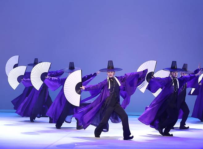 6일 서울 종로구 세종문화회관 M씨어터에서 열린 서울시무용단 공연 '미메시스'의 시연 행사. / 사진출처. 연합뉴스.