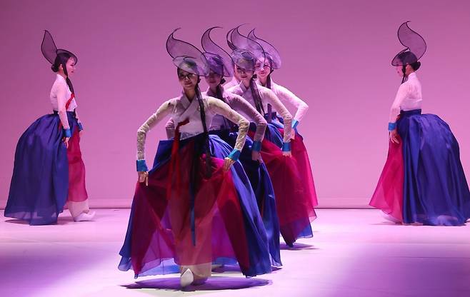 6일 서울 종로구 세종문화회관 M씨어터에서 열린 서울시무용단 공연 '미메시스'의 시연 행사. / 사진출처. 연합뉴스.