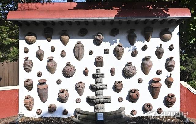 부스타만테 작가의 '항아리 벽'. 홍기웅기자