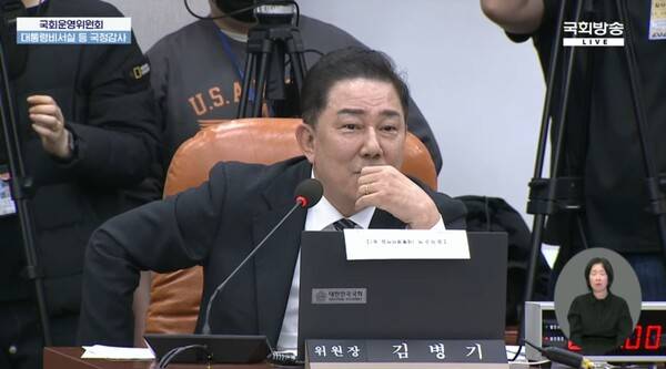 ▲김병기 국회 운영위원장이 6일 국회 대통령실 국정감사에서 주진우 국민의힘 의원의 위원장 비판 SNS글에 대해 위원장에 야지나 놓냐면서 언쟁을 벌이고 있다. 사진=국회방송 영상 갈무리