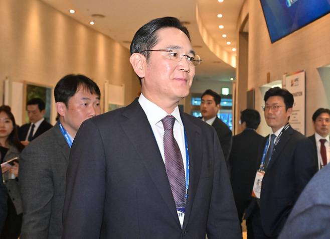 이재용 삼성전자 회장이 지난달 29일 경북 경주시 경주예술의전당에서 열린 한미 비즈니스 라운드 테이블에 참석하고 있다.