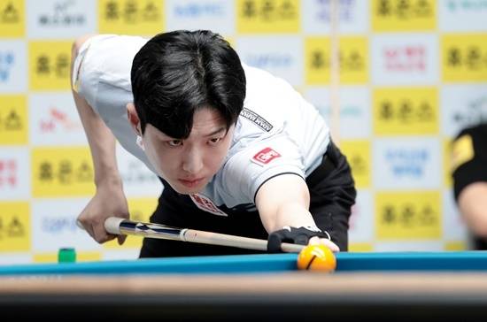 웰컴저축은행의 젊은피 한지승이 6일 하이원배PBA챔피언십 128강전에서 강호 강민구를 세트스코어 3:0으로 물리치고 64강에 진출했다. (사진=PBA)