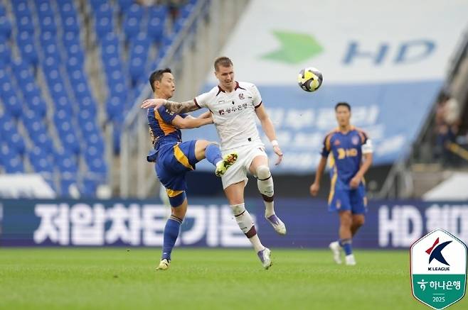 프리드욘슨(사진 오른쪽). 사진=한국프로축구연맹