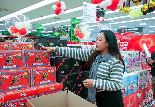 빼빼로 Agent P(에이전트 피) 활동 인원이 마트에 진열된 빼빼로를 배경으로 콘텐츠 촬영을 하고 있다./사진제공=롯데웰푸드