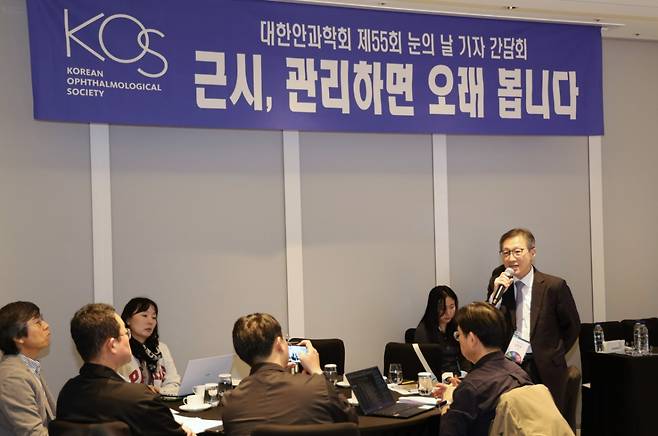 6일 대한안과학회는 서울 마포구에서 개최한 기자간담회에서 '근시, 관리하면 오래 봅니다'란 주제로 최근 국내외 근시 유병률 데이터를 담은 새 팩트시트를 공개했다. /사진=대한안과학회
