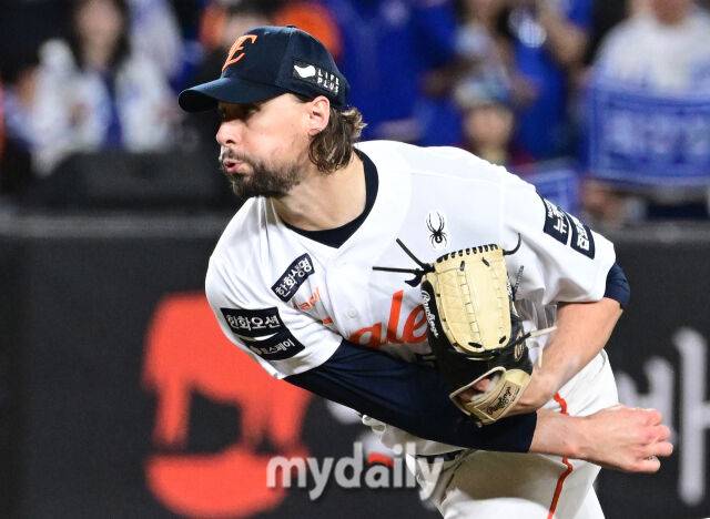 2025년 10월 24일 오후 대전한화생명볼파크에서 열린 '2025 신한 SOL BANK KBO 포스트 시즌' 삼성 라이온즈와 한화 이글스의 플레이오프(PO) 5차전 경기. 한화 와이스가 6회초 구원등판해 역투하고 있다./마이데일리