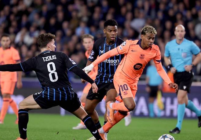 돌파를 시도하는 바르셀로나의 라민 야말(오른쪽). 연합뉴스