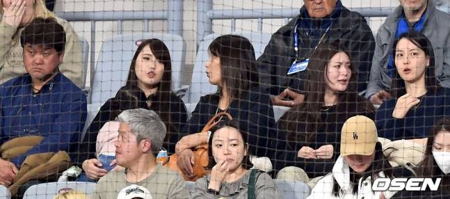 작년 서울 시리즈 때도 마미코 씨(오른쪽 끝)는 일반석에서 관람했다. / OSEN DB