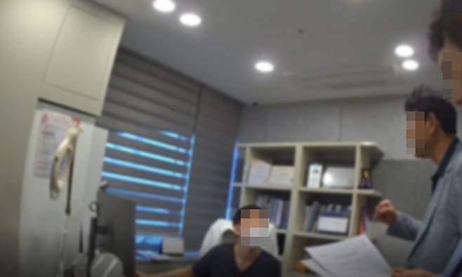 경찰이 마약류 식욕억제제를 오·남용 처방한 병원장에 대해 압수수색을 고지하고 있다. 부산경찰청 제공