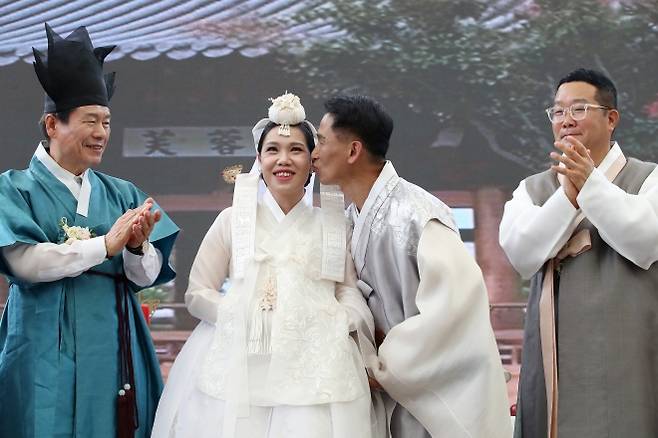 결혼합니다 - 대구 중구 김광석길 야외 콘서트홀에서 열린 ‘2024 웨딩문화거리 혼례식’에서 다문화가족 박철환(54) 원영은(여·44)씨 부부의 혼례가 진행되고 있다. 이들 부부는 17년 전 신부의 고향인 베트남에서 약혼식만 올린 뒤 한국에서 가정을 이뤄 아이 둘을 낳고 살다가 이날 웨딩문화거리 상인회와 중구청, 김광석거리상인회의 도움을 받아 전통혼례를 올리게 됐다. 2024.6.25 뉴스1