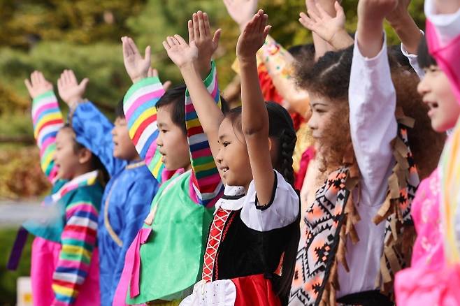 대한민국 다문화 페스타서 공연하는 우리다문화어린이합창단 - 서울 남산 백범광장에서 열린 2025 대한민국 다문화 페스타에서 우리다문화어린이합창단이 개막공연하고 있다. 우리다문화장학재단과 국가기간뉴스통신사 연합뉴스가 주최하고, 서울특별시와 성평등가족부가 후원하는 행사는 ‘다(多)함께 걷는 우리, 다(多)양한 문화를 만나다’를 슬로건으로 열렸다. 2025.10.25 연합뉴스