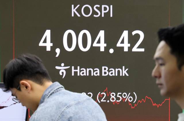 '검은 수요일' 코스피, 2.85% 하락 마감. 코스피가 급락한 5일 서울 중구 하나은행 본점 딜링룸에서 딜러가 업무를 보고 있다. 이날 코스피지수는 전장보다 117.32포인트(2.85%) 내린 4004.42에, 코스닥지수는 24.68포인트(2.66%) 하락한 901.89에 장을 마감했다. 연합뉴스