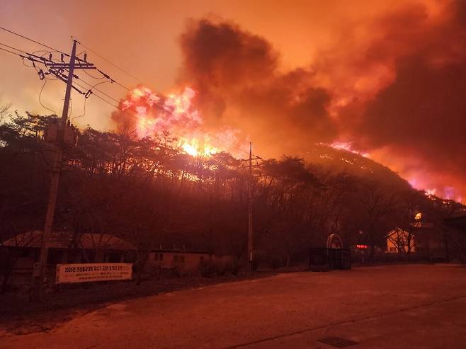 3월25일 경북 의성군 고운사 주차장 인근 산들이 화염에 휩싸여 있다. 기사 내용과 무관한 사진 ⓒ경상북도 제공