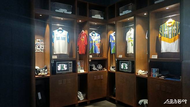 전북 현대가 전주월드컵경기장에 복합문화공간인 ‘팬 익스피리언스센터’를 구축했다. 2026시즌 개막에 맞춰 공식 개관을 준비하는 에곳엔 다양한 레전드들의 유니폼이 전시됐다. 전주|남장현 기자