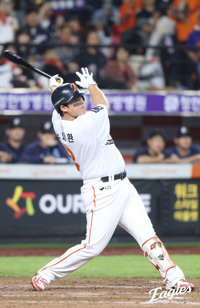 2019년에 KBO리그에 데뷔한 한화 노시환은 내년이면 어느덧 프로 8년 차를 맞이한다. 정상적으로 풀타임 시즌을 소화하면 2027 프리에이전트(FA) 시장에 나가는 권리를 얻게 된다. 한화로서는 거포 내야수인 노시환의 다년 계약을 고민해봐야 하는 시점이다. 사진제공|한화 이글스