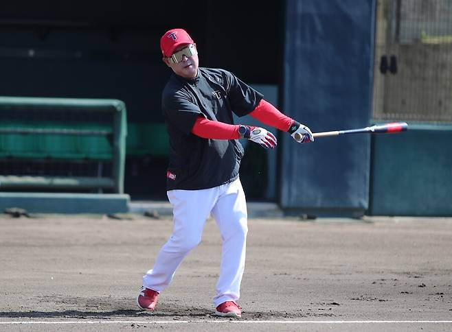 ▲ 열정적인 펑고로 선수들을 강하게 몰아붙이고 있는 박기남 KIA 수비 코치ⓒKIA타이거즈