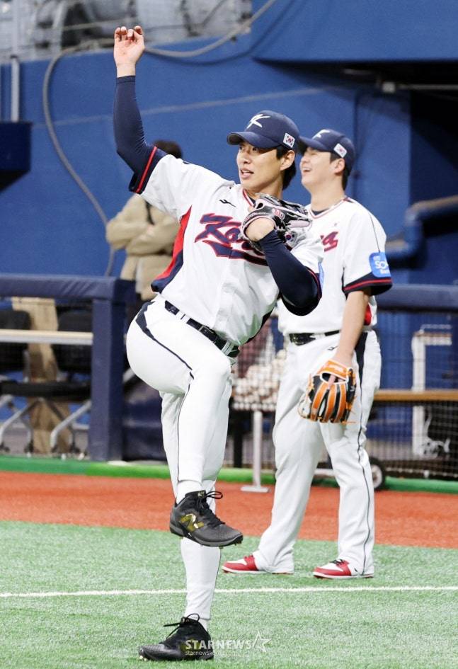 야구대표팀 송성문과 노시환이 4일 고척스카이돔에서 열린 2026 WBC 야구대표팀 훈련에서 몸풀기를 마치고 캐치볼을 하고 있다. /사진=강영조 선임기자