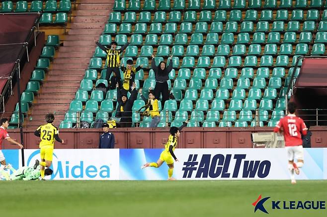 탬피니스 로버스가 6일 오후 7시 포항의 포항 스틸야드에서 열린 2025~2026시즌 아시아축구연맹(AFC) 아시아챔피언스리그2(ACL2) H조 4라운드에서 포항 스틸러스를 상대로 선제골을 넣고 기뻐하고 있다. /사진=한국프로축구연맹 제공