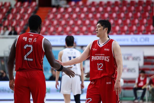 함지훈(오른쪽)과 해먼즈. /사진=KBL 제공