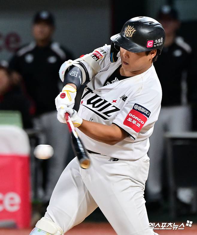 3일 오후 수원KT위즈파크에서 열린 '2025 신한 SOL Bank KBO리그' 한화 이글스와 KT 위즈의 경기, 9회말 1사 1,3루 KT 강백호가 1타점 적시타를 날리고 있다. 엑스포츠뉴스 DB
