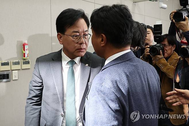 '배치기' 사태로 치달은 운영위 국감 (서울=연합뉴스) 김주성 기자 = 국민의힘 송언석 원내대표와 더불어민주당 이기헌 의원이 6일 서울 여의도 국회에서 열린 운영위원회의 대통령비서실과 국가안보실, 대통령경호처 등에 대한 국정감사에서 여야 설전으로 정회된 직후 이른바 '배치기'를 하며 충돌하고 있다. 2025.11.6 utzza@yna.co.kr