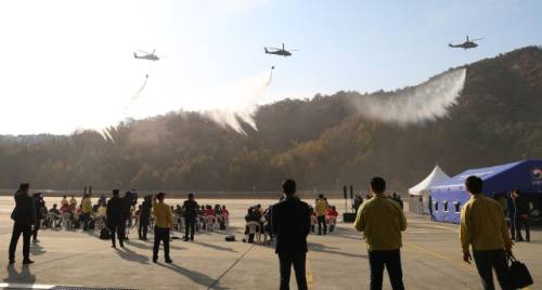 ◇6일 강원도 원주 산림항공본부에서 산불진화 관·군 합동훈련을 하고 있다. 이날 훈련은 이재명 대통령이 참관했다. 연합뉴스