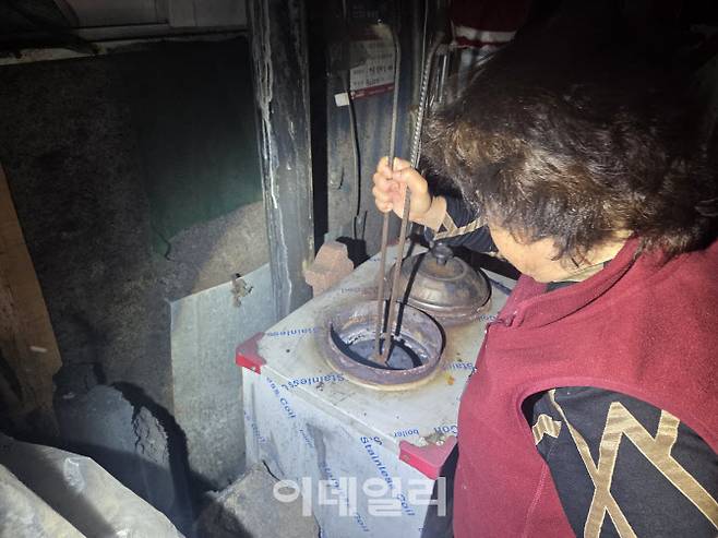 지난 2일 오후 7시 허귀수(80)씨가 식어버린 연탄을 교체하고 있다.(사진=김현재 기자)