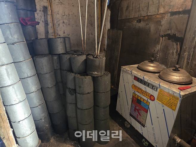 강인옥(74)씨가 사용하는 연탄 보일러의 모습. 강씨는 현재 하루 8장 가량의 연탄을 사용하고 있다(사진=김현재 기자)