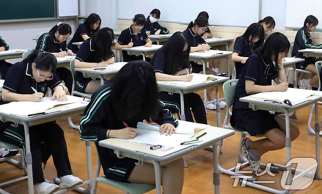 수험생들이 시험 문제를 풀고 있다. ⓒ News1 윤일지 기자