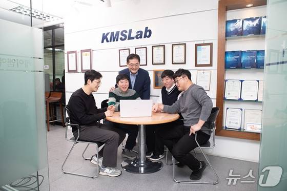 배희정 케이엠에스랩 대표와 연구진(케이엠에스랩 제공)