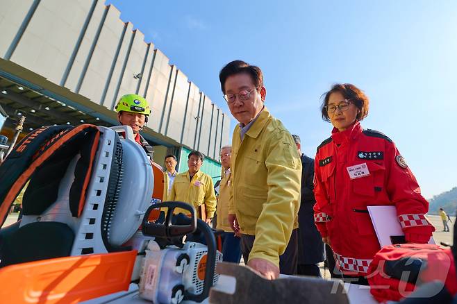 이재명 대통령이 지난 6일 강원도 원주시 산림항공본부에서 열린 산불진화 관·군 합동훈련 점검에서 산불진화장비를 시찰하고 있다. (대통령실 제공. 재판매 및 DB 금지) 2025.11.6/뉴스1 ⓒ News1 이재명 기자