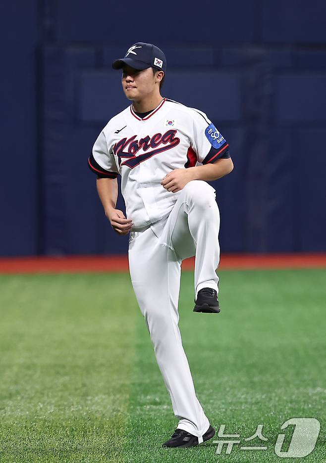 야구대표팀 정우주가 4일 서울 고척스카이돔에서 훈련을 하고 있다. 류지현 감독이 이끄는 대표팀은 오는 8,9일 체코에 이어 15,16일에 일본과의 평가전 경기를 치를 예정이다. 2025.11.4/뉴스1 ⓒ News1 김성진 기자