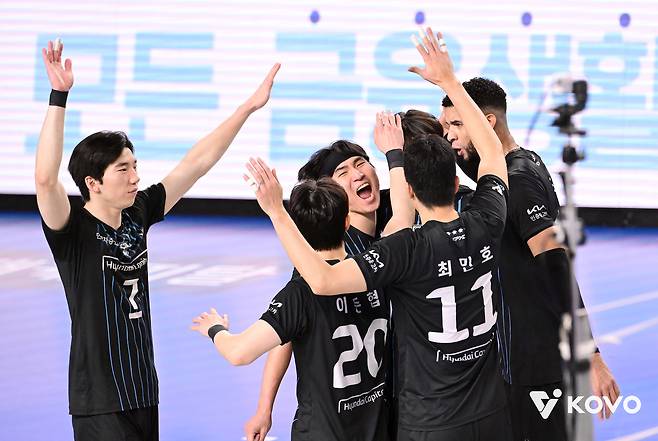 현대캐피탈이 우리카드를 꺾고 선두에 올랐다.(KOVO제공)