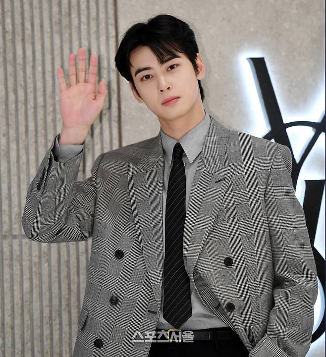 차은우가 31일 서울 중구 신세계백화점 본점에서 열린 생 로랑 스토어 리뉴얼 오프닝 행사에 참석해 포즈를 취하고 있다. 2025. 3. 31. 최승섭기자 thunder@sportsseoul.com