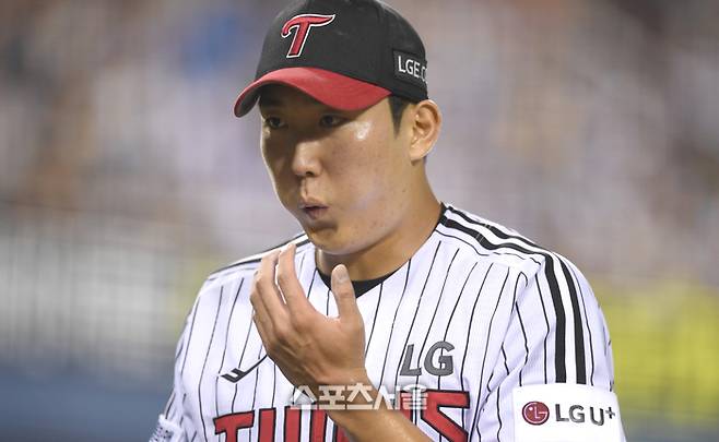 LG 선발투수 손주영이 20일 서울 잠실구장에서 열린 2025 KBO리그 롯데와 경기 4회 투구 후 더그아웃으로 들어오고 있다. 잠실 | 최승섭기자 thunder@sportsseoul.com
