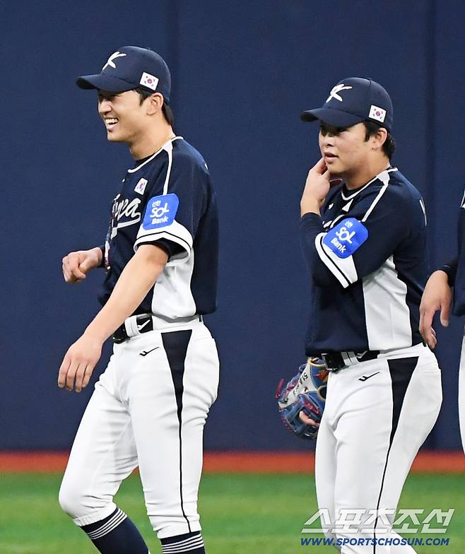 한국시리즈에서 맞붙었던 LG 박해민과 한화 문현빈이 국가대표팀에 합류해 함께 수비 훈련을 소화했다. 고척=박재만 기자