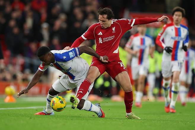 Soccer Football - Carabao Cup - Fourth Round - Liverpool v Crystal Palace - Anfield, Liverpool, Britain - October 29, 2025 Liverpool's Federico Chiesa in action with Crystal Palace's Marc Guehi REUTERS/Phil Noble EDITORIAL USE ONLY. NO USE WITH UNAUTHORIZED AUDIO, VIDEO, DATA, FIXTURE LISTS, CLUB/LEAGUE LOGOS OR 'LIVE' SERVICES. ONLINE IN-MATCH USE LIMITED TO 120 IMAGES, NO VIDEO EMULATION. NO USE IN BETTING, GAMES OR SINGLE CLUB/LEAGUE/PLAYER PUBLICATIONS. PLEASE CONTACT YOUR ACCOUNT REPRESENTATIVE FOR FURTHER DETAILS..<저작권자(c) 연합뉴스, 무단 전재-재배포, AI 학습 및 활용 금지>