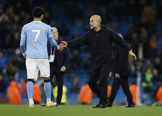 Soccer Football - Premier League - Manchester City v AFC Bournemouth - Etihad Stadium, Manchester, Britain - November 2, 2025 Manchester City manager Pep Guardiola and Manchester City's Omar Marmoush celebrate after the match Action Images via Reuters/Jason Cairnduff EDITORIAL USE ONLY. NO USE WITH UNAUTHORIZED AUDIO, VIDEO, DATA, FIXTURE LISTS, CLUB/LEAGUE LOGOS OR 'LIVE' SERVICES. ONLINE IN-MATCH USE LIMITED TO 120 IMAGES, NO VIDEO EMULATION. NO USE IN BETTING, GAMES OR SINGLE CLUB/LEAGUE/PLAYER PUBLICATIONS. PLEASE CONTACT YOUR ACCOUNT REPRESENTATIVE FOR FURTHER DETAILS..<저작권자(c) 연합뉴스, 무단 전재-재배포, AI 학습 및 활용 금지>