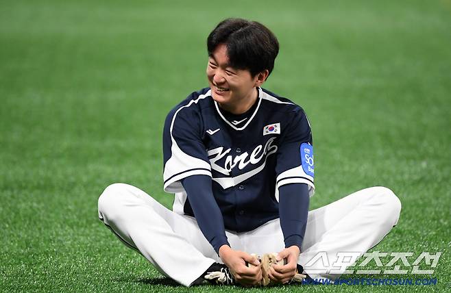 대한민국 야구대표팀이 5일 고척스카이돔에서 훈련을 가졌다. 김건우가 몸을 풀고 있다. 고척=박재만 기자 pjm@sportschosun.com/2025.11.05/