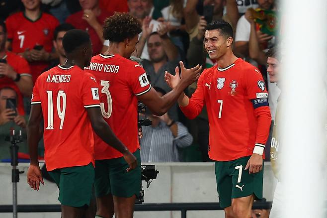 Soccer Football - FIFA World Cup - UEFA Qualifiers - Group F - Portugal v Hungary - Estadio Jose Alvalade, Lisbon, Portugal - October 14, 2025 Portugal's Cristiano Ronaldo celebrates scoring their second goal with Renato Veiga REUTERS/Pedro Nunes <저작권자(c) 연합뉴스, 무단 전재-재배포, AI 학습 및 활용 금지>