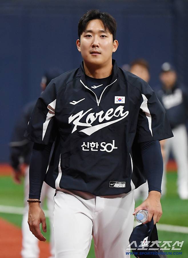 야구 국가대표팀이 7일 서울 고척스카이돔에서 훈련했다. 손주영이 몸을 풀고 있다. 고척=정재근 기자 cjg@sportschosun.com/2025.11.7/