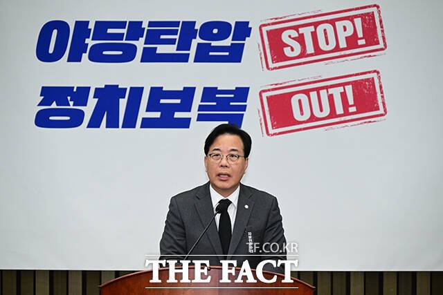 송언석 국민의힘 원내대표가 7일 "노란봉투법처럼 성장과 혁신에 아무런 도움이 되지 않는 거대 노조 기득권만을 위한 정책 아젠다가 그대로 정부 정책에 반영되고 있다"고 밝혔다. 사진은 송 원내대표가 지난 4일 오전 서울 여의도 국회에서 열린 의원총회에 참석해 모두발언하고 있는 모습. /남윤호 기자