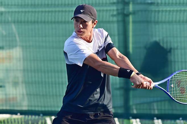 남자단식에서 강력한 우승 후보인 홍성찬이 8강에 올랐다.