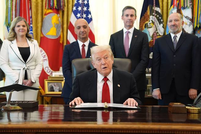 도널드 트럼프 대통령이 백악관 국내정책위원회 부국장 하이디 오버턴(왼쪽부터), 노보 노디스크 사장 겸 CEO 마이크 더스트다, 엘리 릴리 CEO 데이비드 릭스, 상무부 장관 하워드 러트닉과 6일 백악관에서 연설하고 있다./연합뉴스