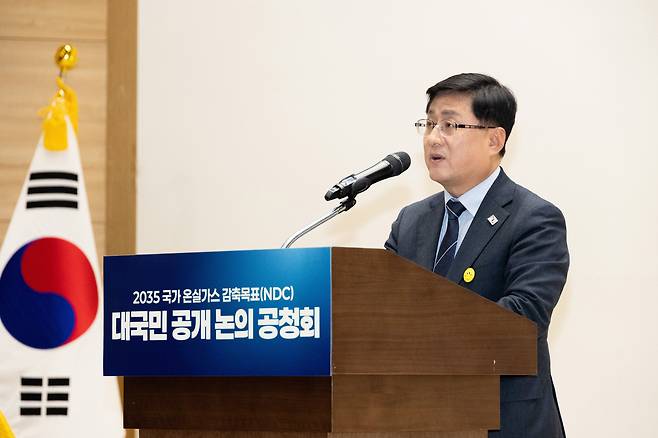 김성환 기후에너지환경부장관이 6일 서울 여의도 국회의원회관에서 열린 '2035 국가 온실가스 감축목표(NDC) 대국민 공개 논의 공청회'에 참석해 인사말을 하고 있다. / 기후에너지환경부 제공