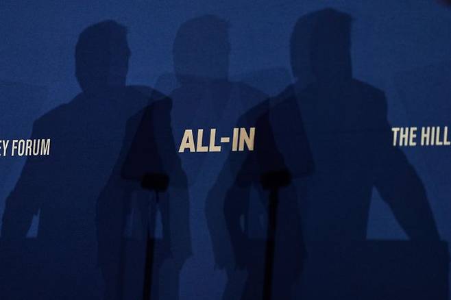 지난 7월 미국 워싱턴의 앤드류 W. 멜론 강당에서 열린 '인공지능 정상회의(AI summit)'에서 도널드 트럼프 대통령이 연설하는 그림자가 배경에 드리워져 있다(자료사진). ⓒAP/뉴시스